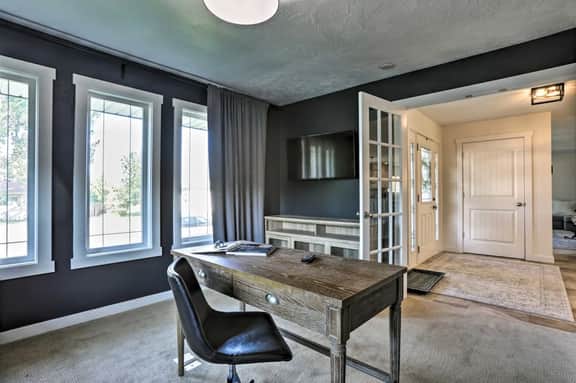 Riverview Retreat: Temple + Greenbelt + Private Backyard