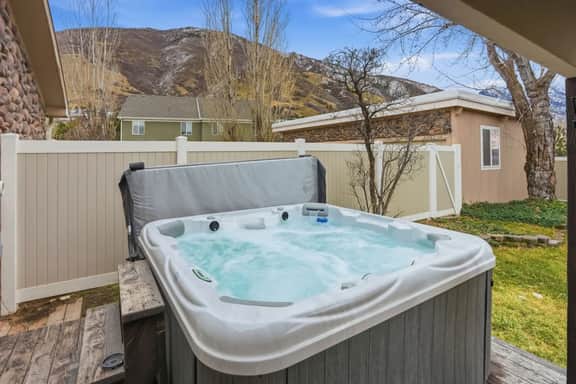 Saddle House with Saloon | Hot Tub | Fireplace | Ideal Ski Location