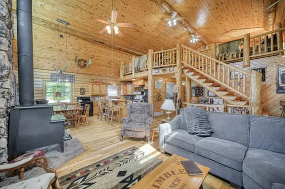 Uncle Terry's Beautiful Cabin - Fast WiFi|Fly Tying|Foosball