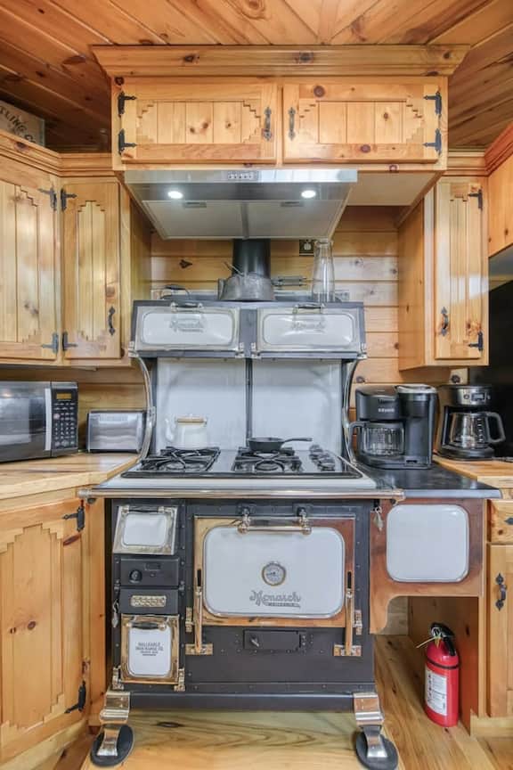 Uncle Terry's Beautiful Cabin - Fast WiFi|Fly Tying|Foosball