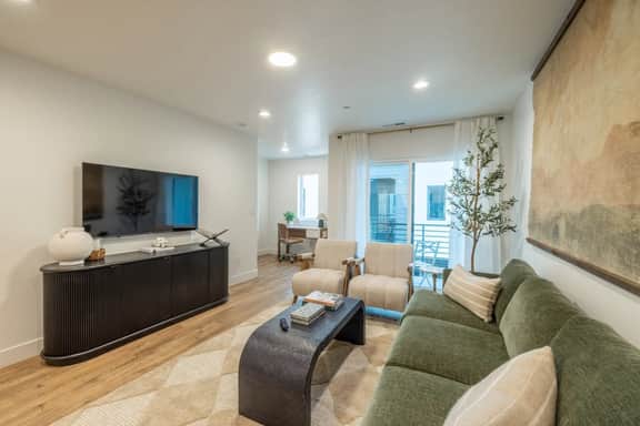 Family SLC Stay | Ski Access & Private Balcony - Image 2