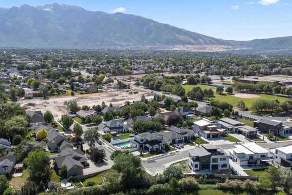 Historic Sandy Estate | Mountain Views + Speakeasy - Image 2