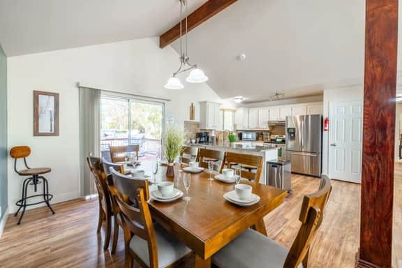 Apres Abode • Pet-Friendly Ski Retreat w/ Hot Tub - Image 3