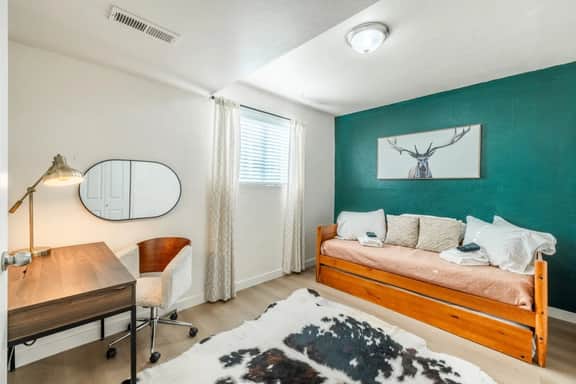 Apres Abode • Pet-Friendly Ski Retreat w/ Hot Tub - Image 5