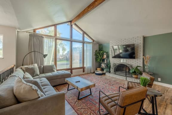 Apres Abode • Pet-Friendly Ski Retreat w/ Hot Tub