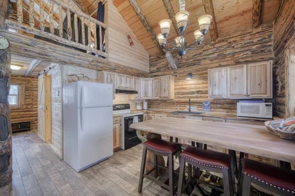Cabin by Yellowstone • Family, Pet & Work Friendly, 1 bedroom + a bonus sleeping loft