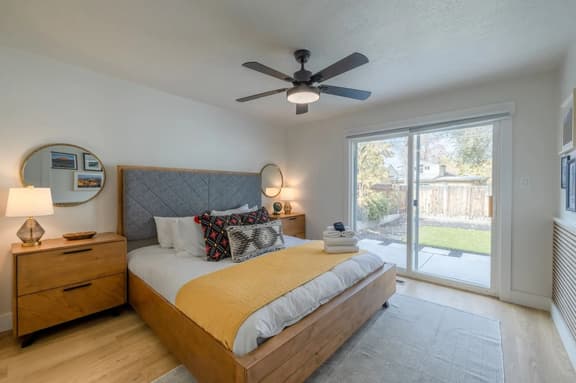 Charming Skiers' Hideaway: Cozy, Downtown Retreat for Long-Term Stays