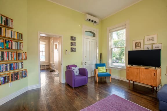 Downtown Oasis: Kid-Friendly Stay with Backyard, Perfect for Long Stays
