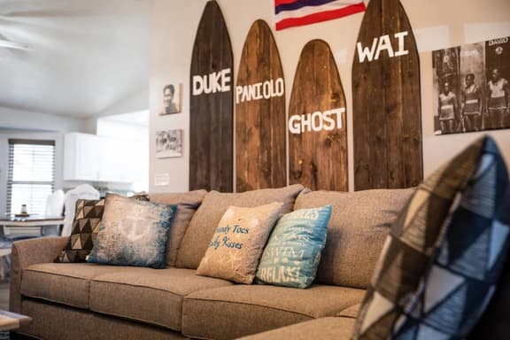 Duke's Hawaiian Surfer Haven: Spacious 4BD Home for Long Stays