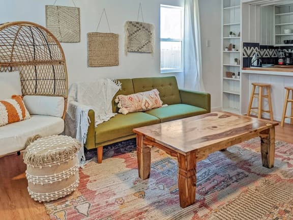 Economical Pet Friendly Downtown Apartment | Explorer's Haven
