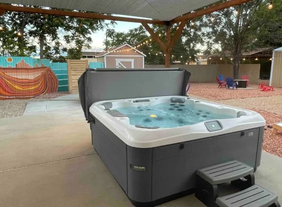 Pet-Friendly Near Zion | Hot Tub in Downtown Kanab - Image 1
