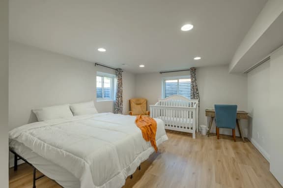 Lost Creek - Family Amenities|Pets|Desks|Fenced Backyard