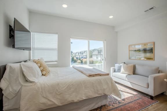 Modern Basement Studio: Fast WiFi & Perfect for Long Stays