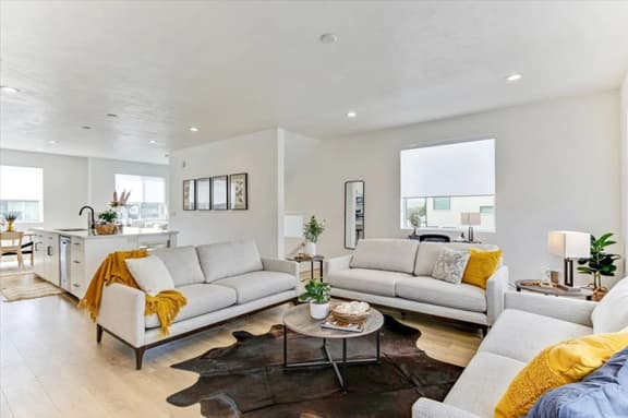 Modern Townhome Lemon Breeze - Perfect for families or Business accommodation