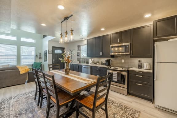 Month to Month Rental - Fire Pit, New Kitchen, Close to Salt Lake & Skiing