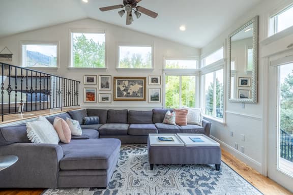 Private Mountain View Retreat • Near Skiing