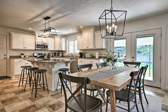 Riverview Retreat: Temple + Greenbelt + Private Backyard