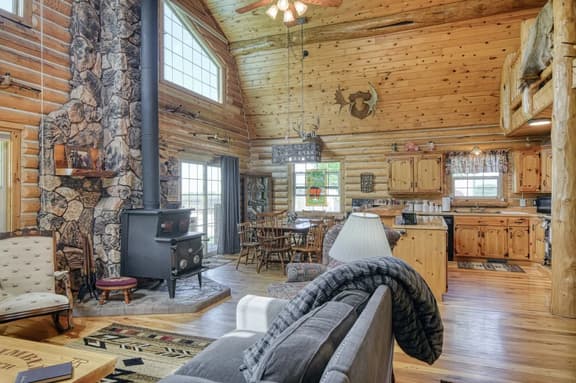 Uncle Terry's Beautiful Cabin - Fast WiFi|Fly Tying|Foosball